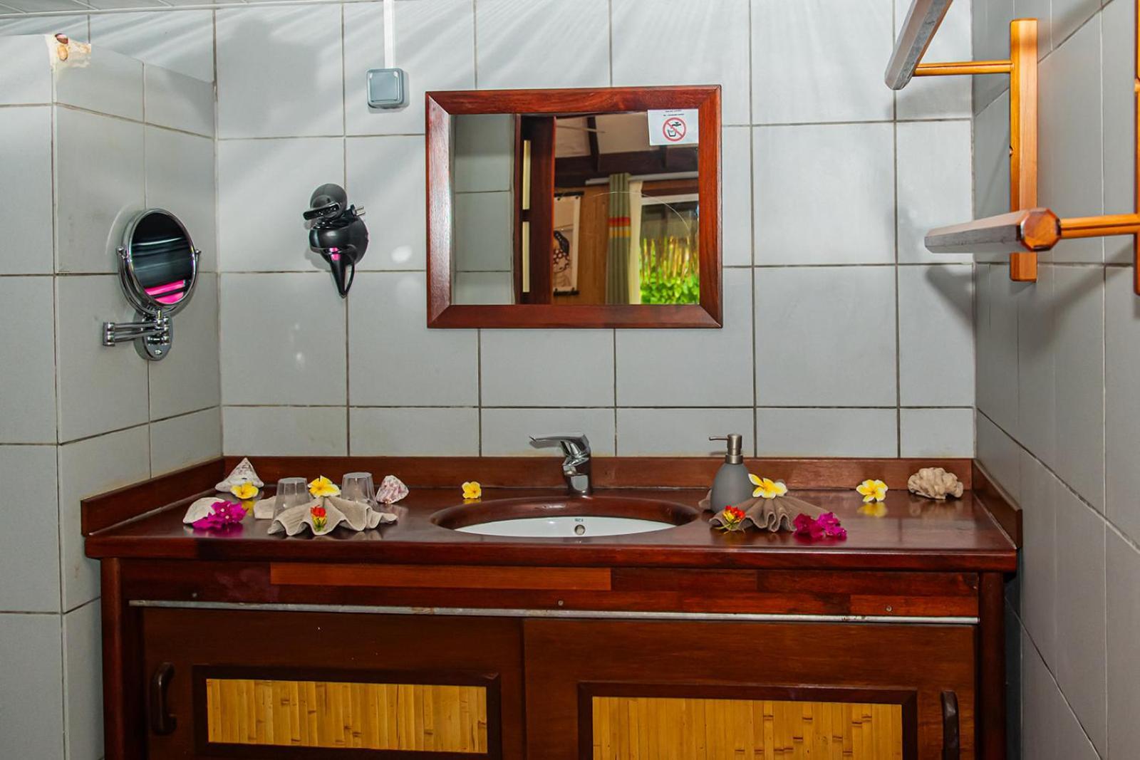 Raira Lagon Avatoru Luaran gambar